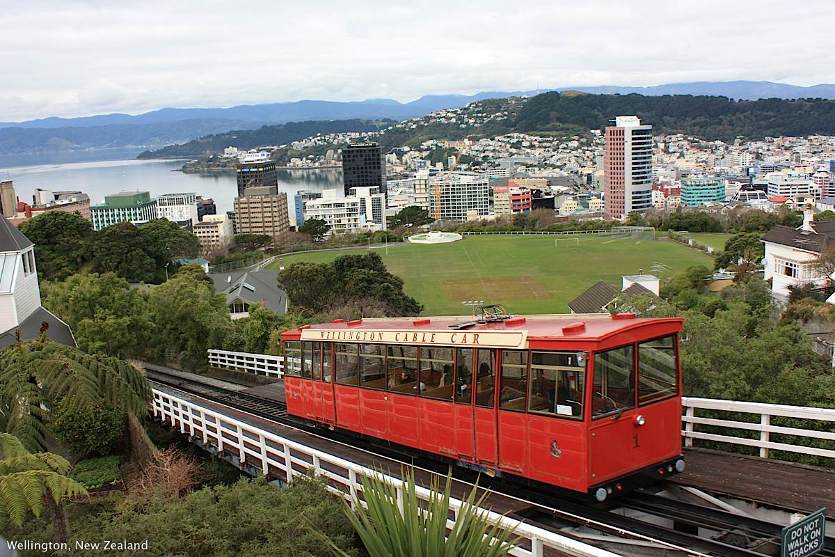 Wellington new zealand. Новая Зеландия столица Веллингтон. Веллингтон новая Зеландия трамвай. Веллингтон природа. Веллингтон климат.